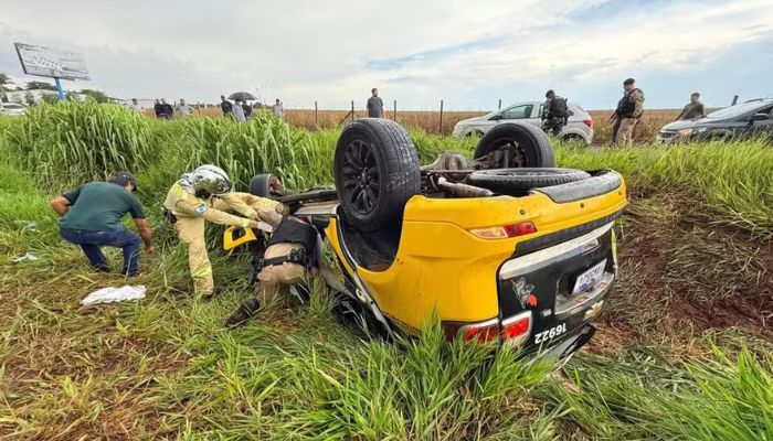 Policial morre e outro fica ferido após viatura aquaplanar e capotar em rodovia